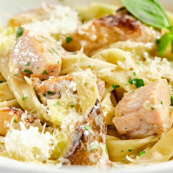 Κοτόπουλο με παπαρδέλες αλα κρεμ, συνταγή με τυριά Alpiland.