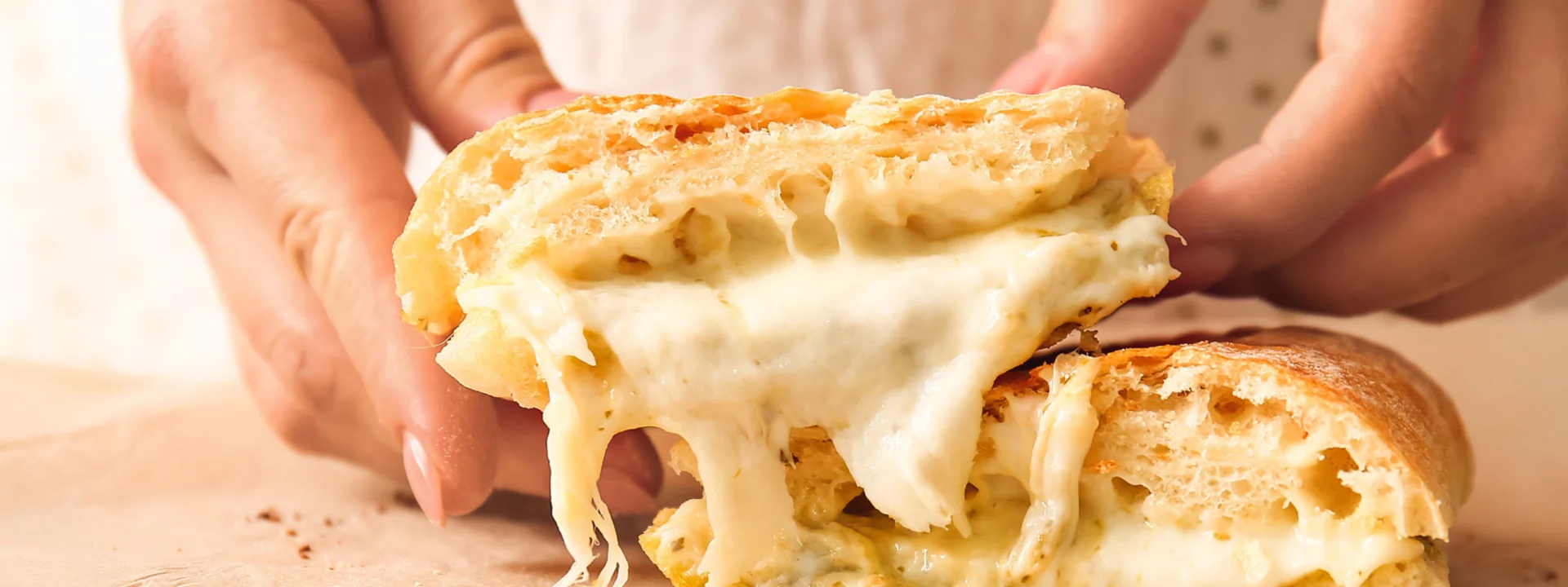 Σάντουιτς με λυωμένο τυρί κοπής Alpiland.