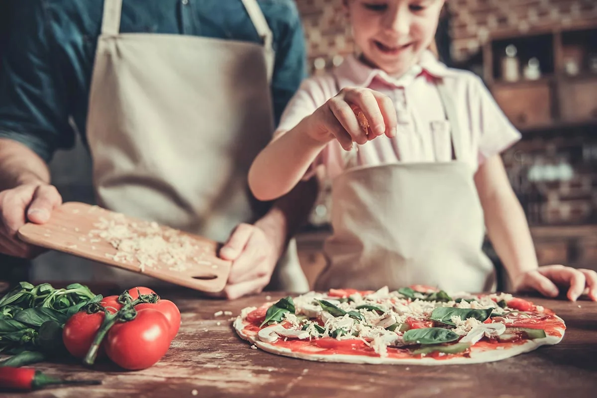 Δημιουργία πίτσας με τυριά Alpiland.