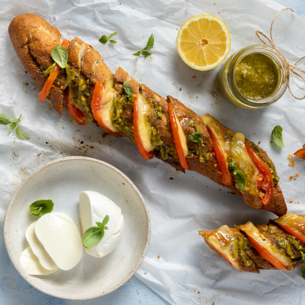 Συνταγή για μπαγκέτα al pesto με mozzarella Alpiland