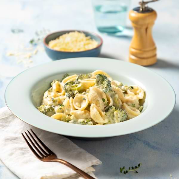 «Kοχύλια» ζυμαρικά, με σάλτσα μπρόκολου και Alpiland Kεφαλοτύρι