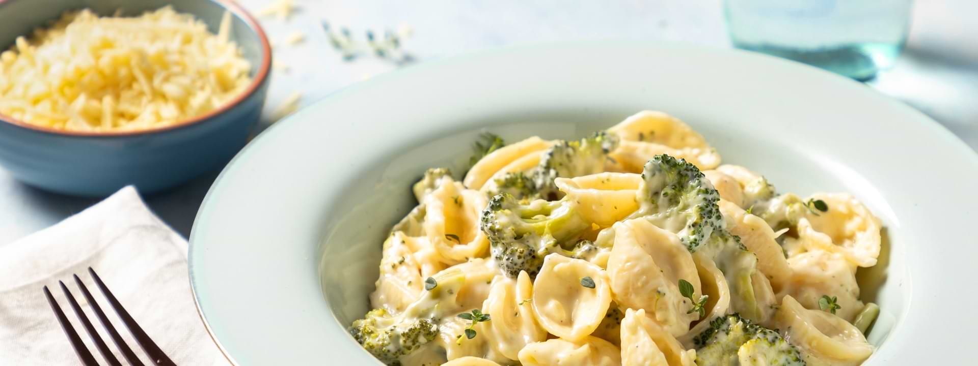 Header Image «Kοχύλια» ζυμαρικά, με σάλτσα μπρόκολου και Alpiland Kεφαλοτύρι